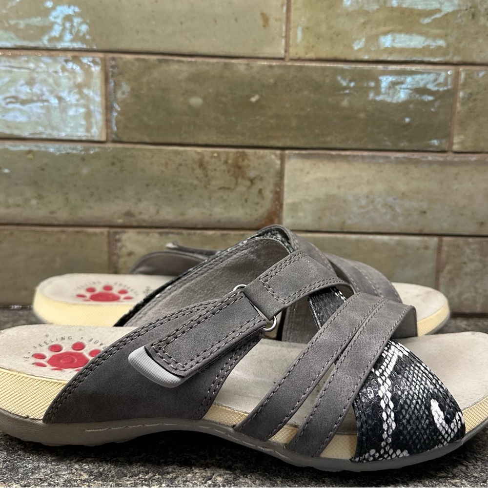 Relife Gray and Black Strappy Suede Comfort Sandals Women’s Size 8